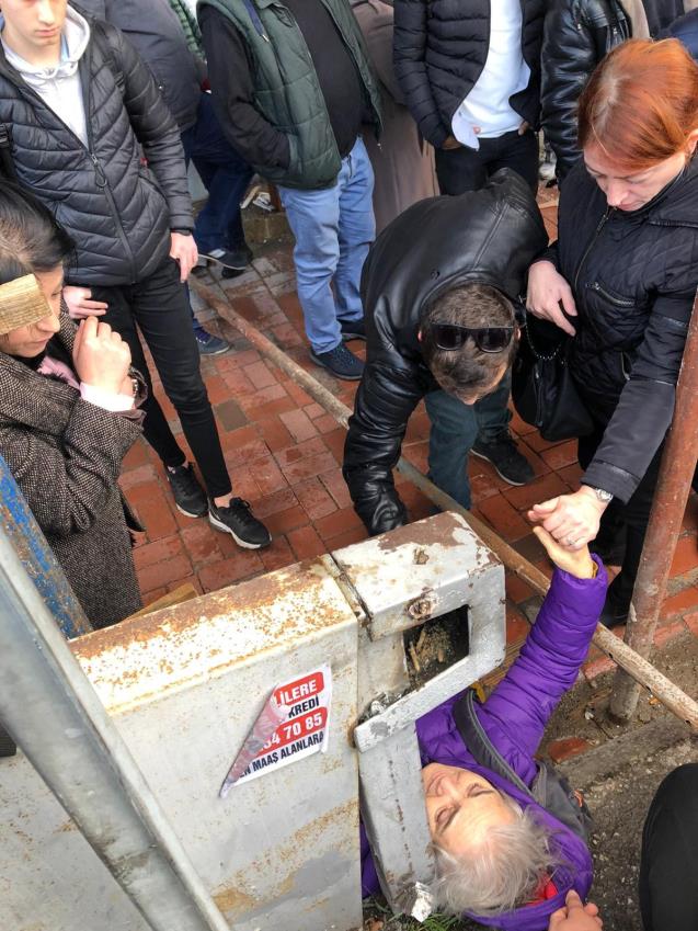 İskeleden kopan demir parçası yaşlı kadının üzerine düştü