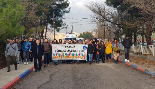 Dünya Gönüllüler Günü yürüyüşü