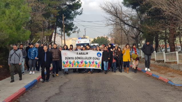 Dünya Gönüllüler Günü yürüyüşü
