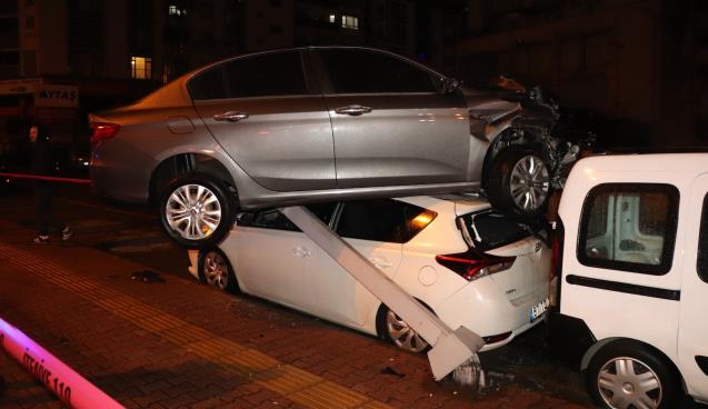 Otomobil üç araca çarptı.