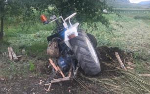 Otomobil traktöre çarptı: 3 yaralı 