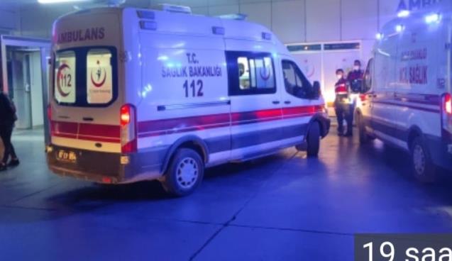 Alkollü adam elini kesti.