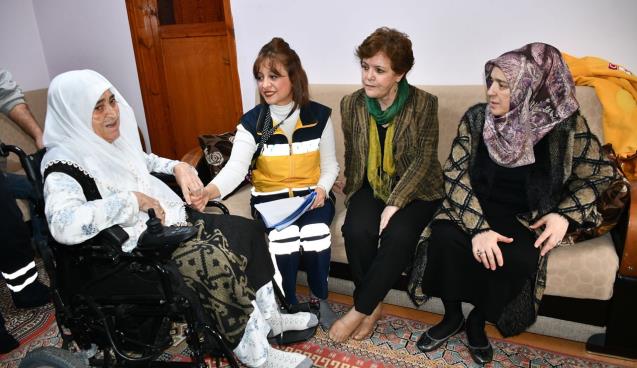 80 yaşındaki kadına akülü tekerlekli sandalye