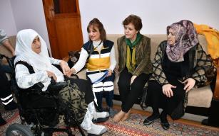 80 yaşındaki kadına akülü tekerlekli sandalye