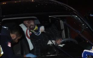 Kontrolden çıkan otomobil önce kaldırıma sonra ağaca çarptı: