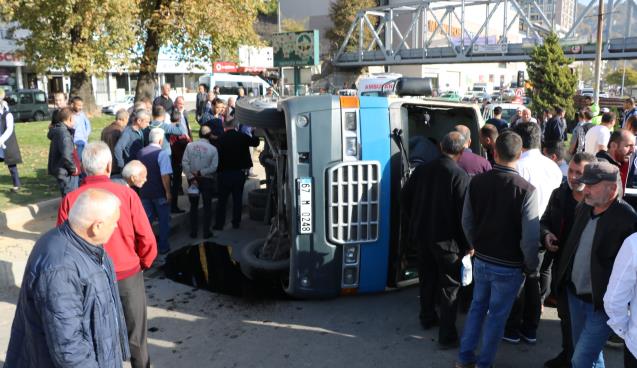 Minibüsün kaza anı güvenlik kamerasında