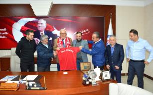 Posbıyık’a forma ve atkı hediye ettiler…