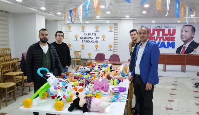 AK Partili gençler depremzede çocukları unutmadı
