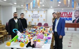 AK Partili gençler depremzede çocukları unutmadı