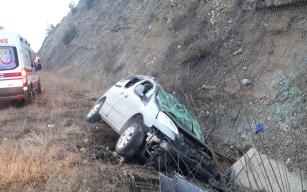  Otomobil şarampole devrildi: 2 yaralı