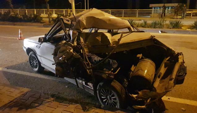 Yakıtı biten otomobili iten gençlere kamyonet çarptı..