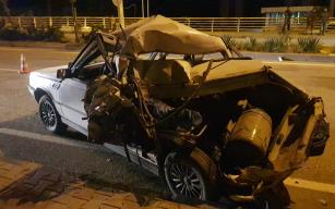 Yakıtı biten otomobili iten gençlere kamyonet çarptı..