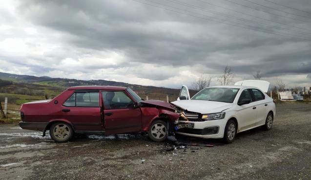 İki araç kavşakta çarpıştı: 5 yaralı