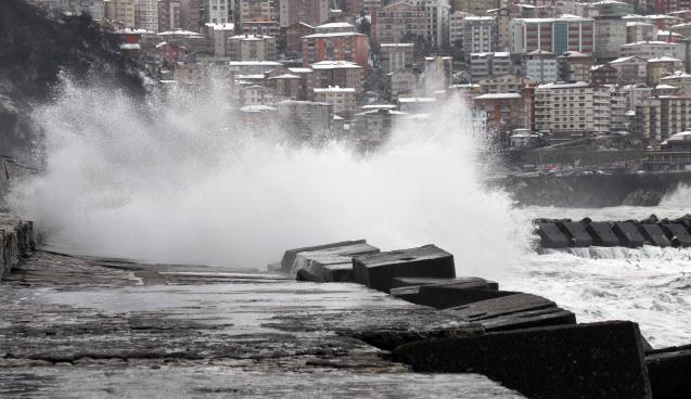 Zonguldak’ta dev dalgalar 7 metrelik istinat duvarını aştı