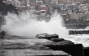 Zonguldak’ta dev dalgalar 7 metrelik istinat duvarını aştı