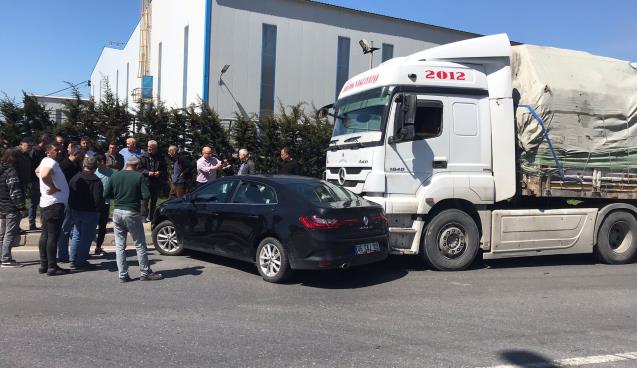 Otomobil ve tır çarpıştı.