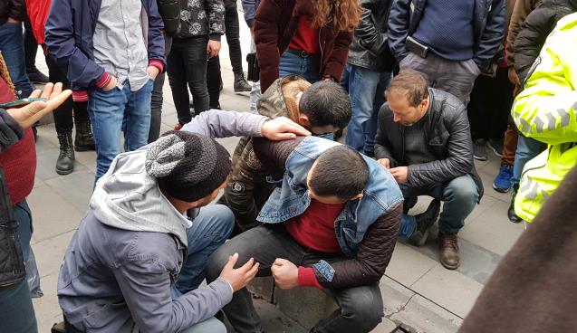 Cadde ortasında tartıştığı kayınbiraderlerini bıçakladı