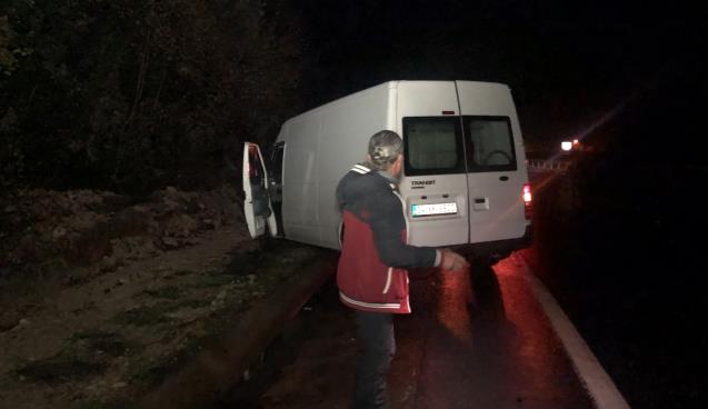 Yağmurda kayan ticari araç yoldan çıktı