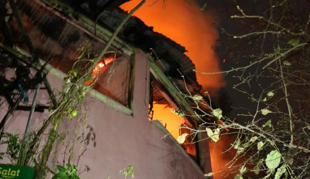 Zonguldak'ta ev yangınında mahalleli korku dolu anlar yaşadı