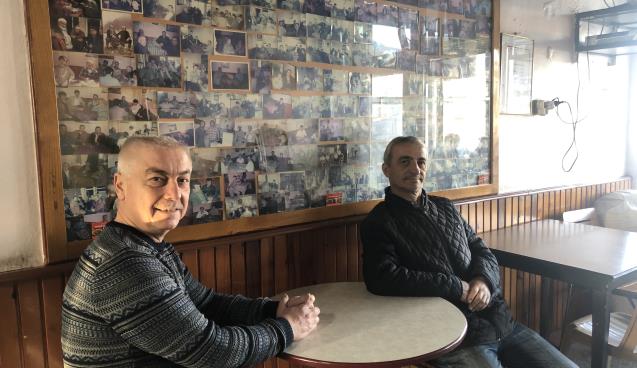 (Özel) Müşterilerin fotoğraflarını biriktirerek sergiliyor