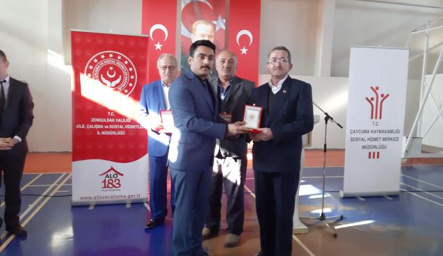 KKTC gazi ve şehit yakınlarına milli mücadele plaketiverildi