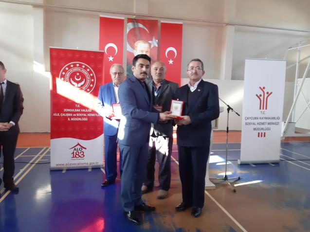 KKTC gazi ve şehit yakınlarına milli mücadele plaketiverildi