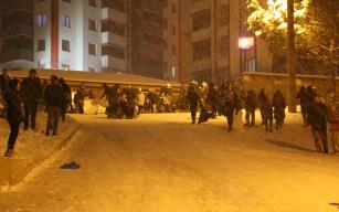 Karda kayabilmek için yoğunluktan sıra beklediler
