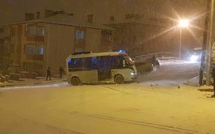 Buz pistine dönen yolda kazalar art arda geldi