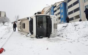 Buz tutan yolda kayan işçi servisi devrildi