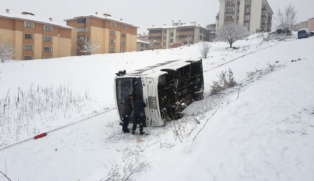 Buz tutan yolda kayan işçi servisi devrildi