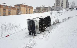 Buz tutan yolda kayan işçi servisi devrildi